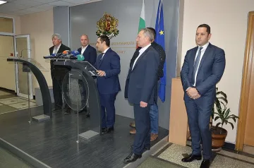 Караниколов се споразумя с търговците на горива