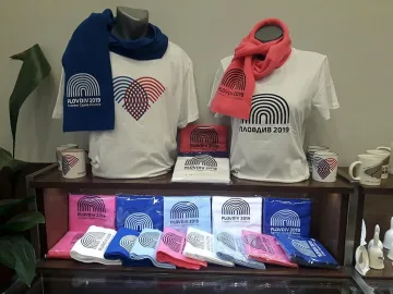 Пуснаха в продажба сувенирни шалове с логото на "Пловдив 2019"