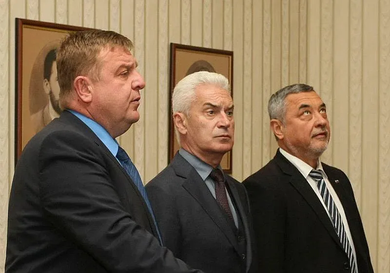 Малката коалиция: Две димящи дула и буре с барут