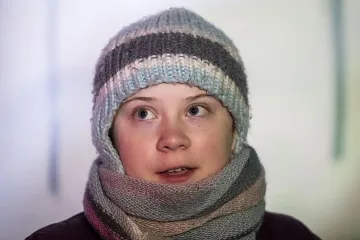 Ученичка пристигна в Давос с влак, отправя еко послание