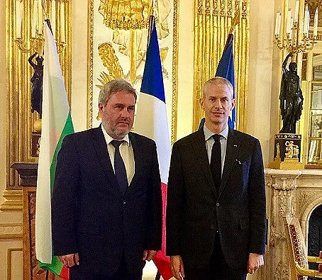 Боил Банов договори Остров на изкуствата