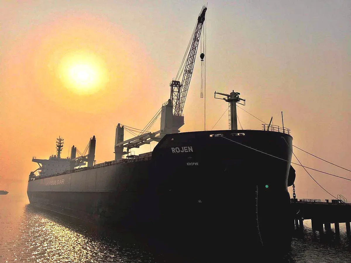 БМФ получи нов 42 300-тонен кораб "Рожен"