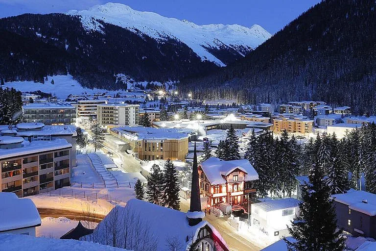 Лимузините на лидерите  дразнят хората в Давос