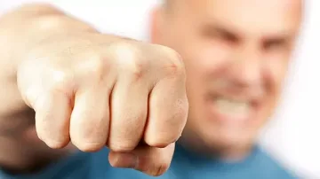 Жесток побой на оживен булевард във Варна заради неприличен жест