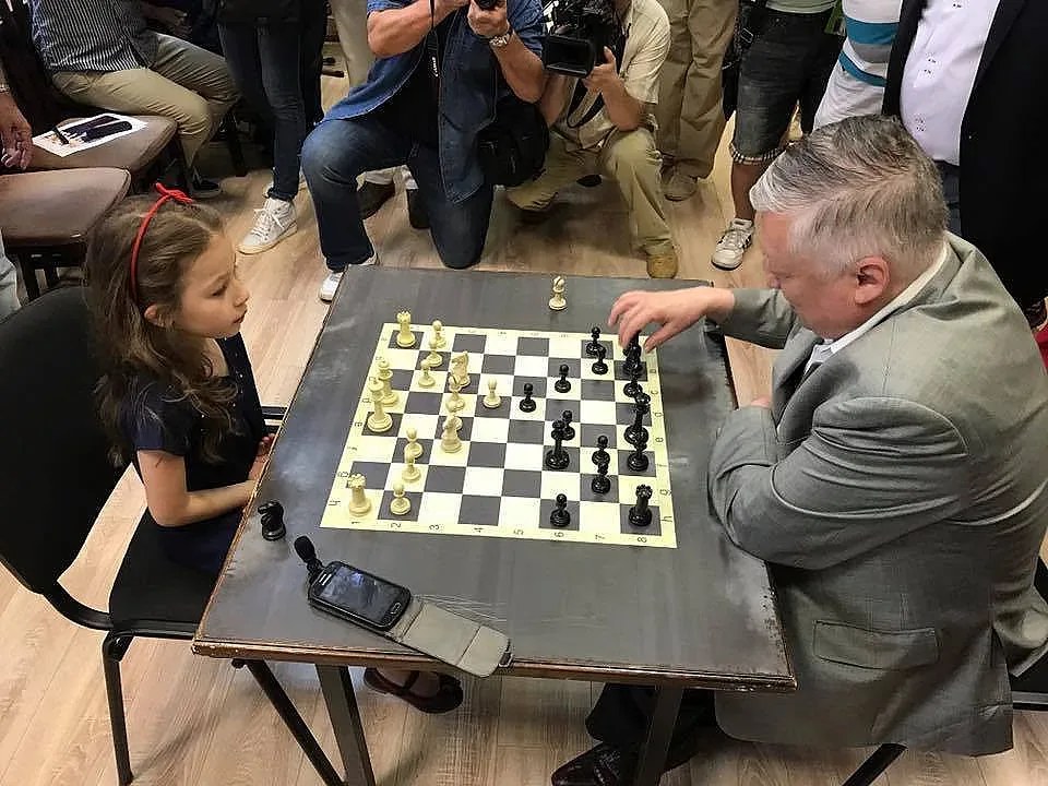 Фаби, която направи реми с Карпов