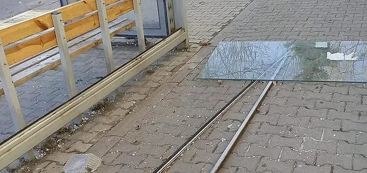 Бурен вятър поломи рекламни пана и огради