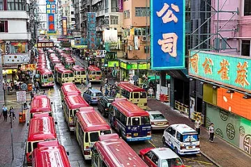 Мъж подстрига спяща пътничка в автобус