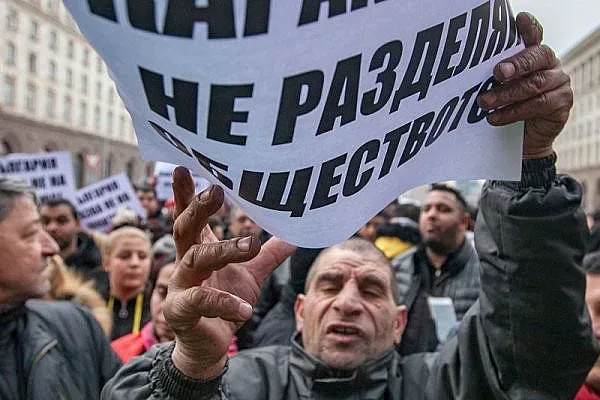 Роми плашат с планини боклук, ако Каракачанов не си отиде