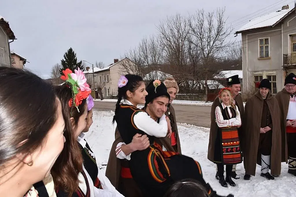 В ловешкото село Радювене изпълниха обичая "Дойлада"