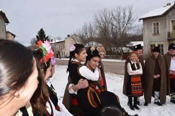 В ловешкото село Радювене изпълниха обичая "Дойлада"