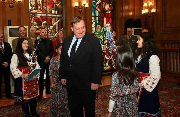 Ромски деца сурвакаха Каракачанов за Василица (Снимки)