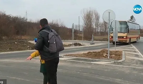 Автобуси подминават село, не могат да вземат завой