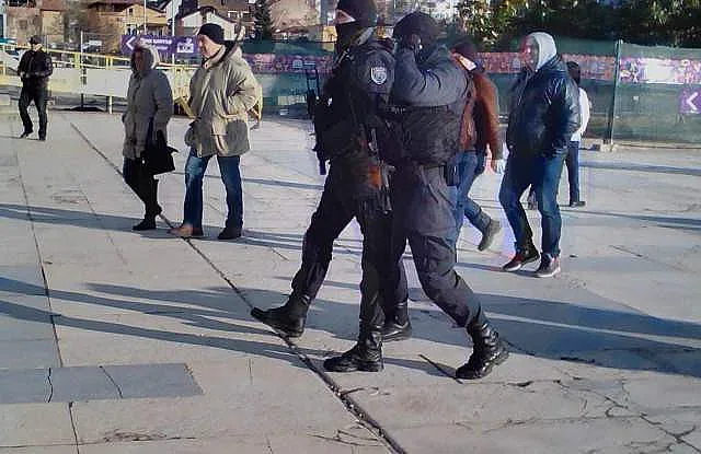 Въоръжени полицаи, скенери и опашки за шалчета в Пловдив