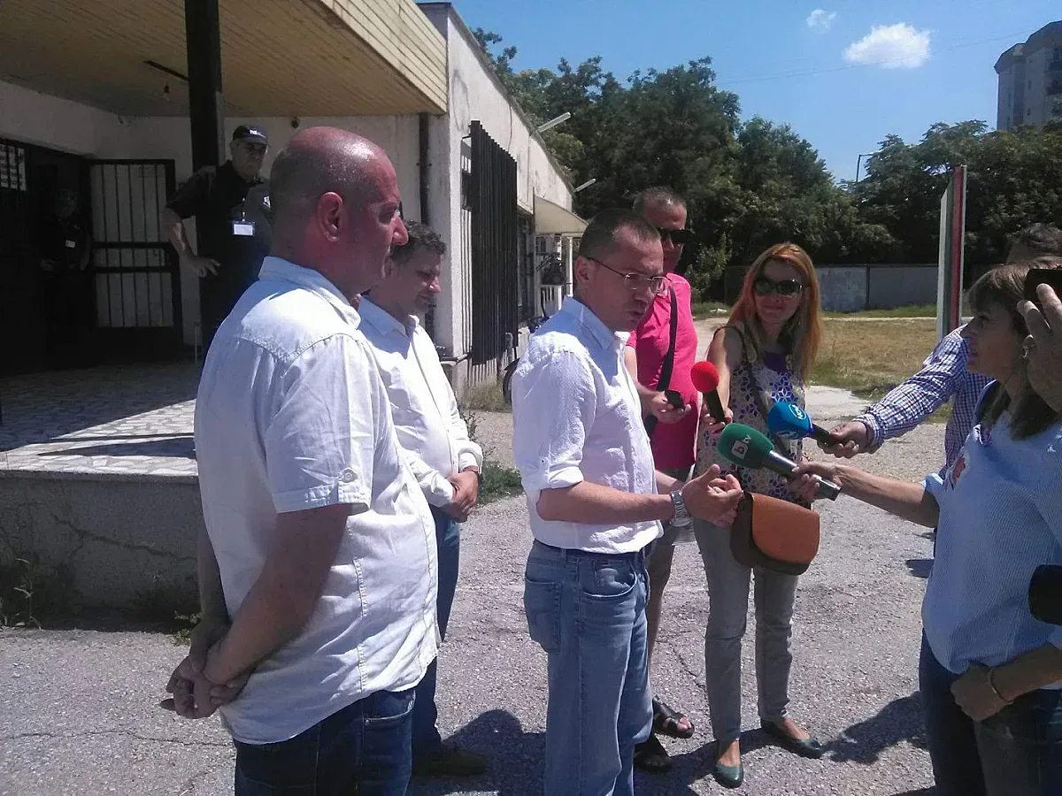 Джамбазки зове да се съборят имения на барони