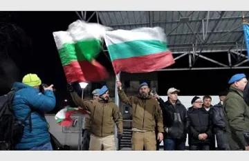 Футболни агитки и командоси на митинта във Войводиново
