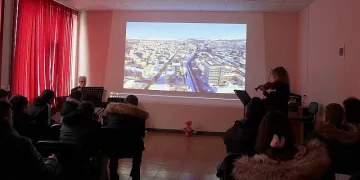 Диригент и цигуларка с бинарен урок по история