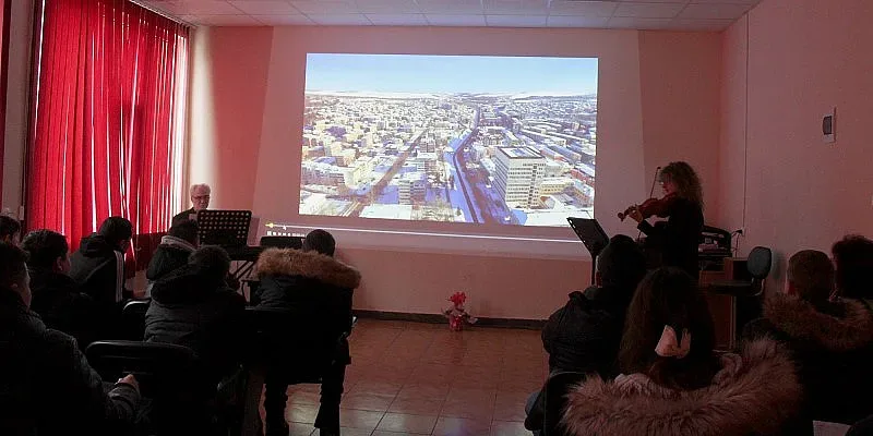 Диригент и цигуларка с бинарен урок по история