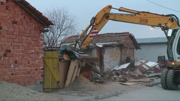 Продължава събарянето на незаконни постройки във Войводиново