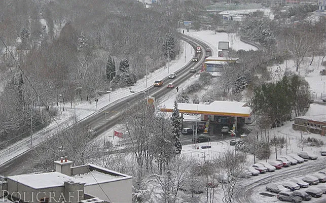 Снегът усложнява пътната обстановка в страната