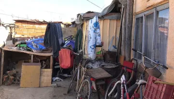 Роми изнасят багаж от махалата във Войводиново