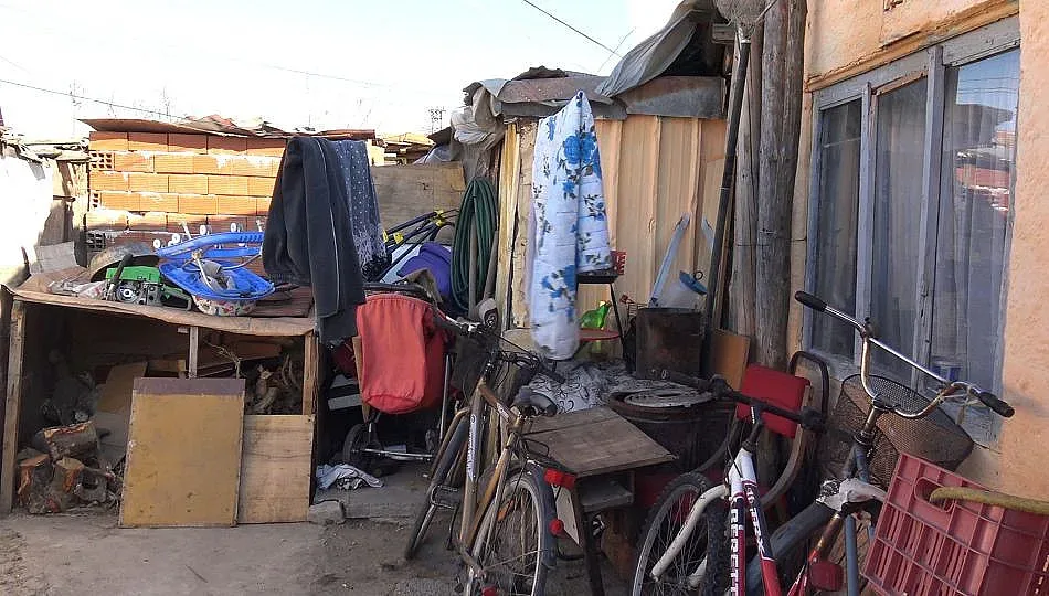 Роми изнасят багаж от махалата във Войводиново