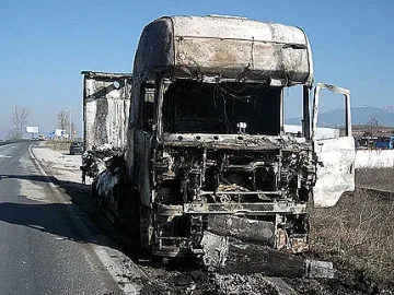 Бежанци запалиха наш тир и пребиха шофьора във Франция