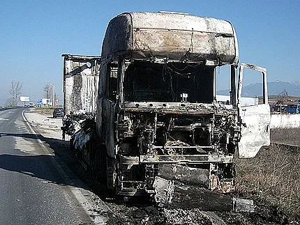 Бежанци запалиха наш тир и пребиха шофьора във Франция