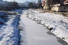 Замръзна река Ардинска