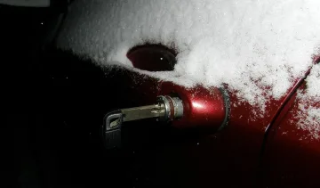 Щракнаха белезници на двама автокрадци в Банско