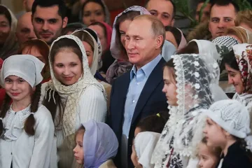 Путин посрещна Рождество в храма, където е кръстен