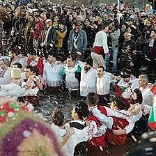 Гардове пазят леденото хоро в Калофер