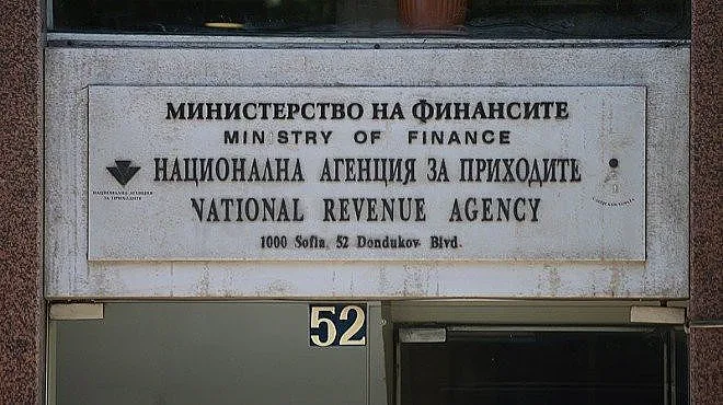 Данъчни проверяват 13 000 фирми с нелогично високи материални запас
