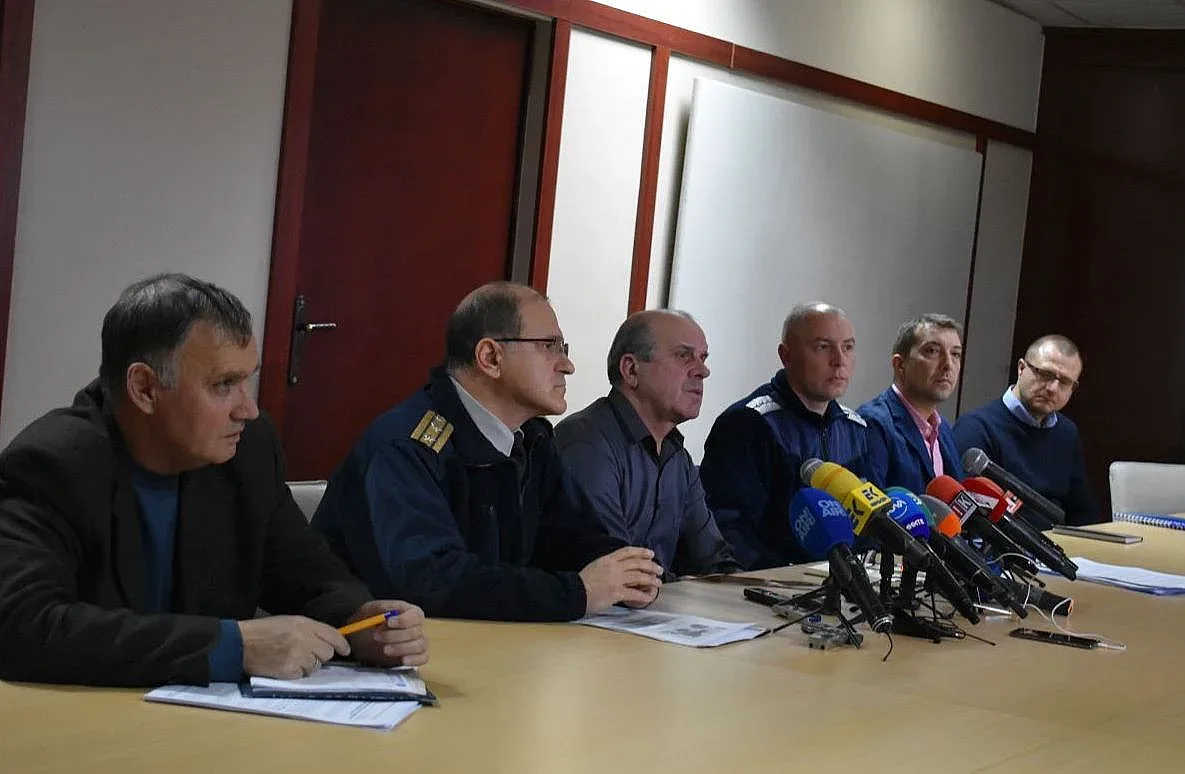 Обработват републикански пътища срещу сняг и лед