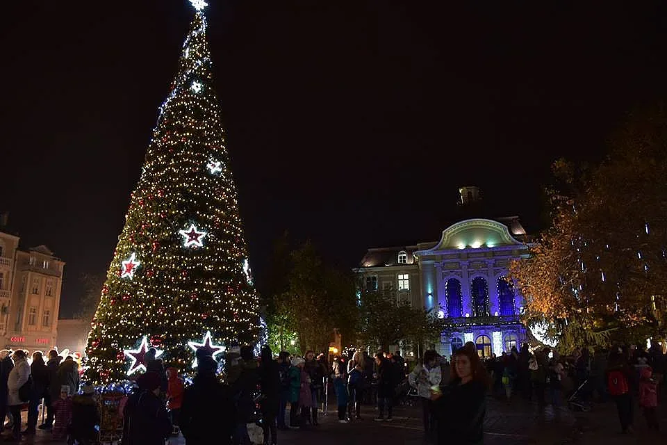 Песни и танци на площадите  за новата 2019 година /ОБЗОР/