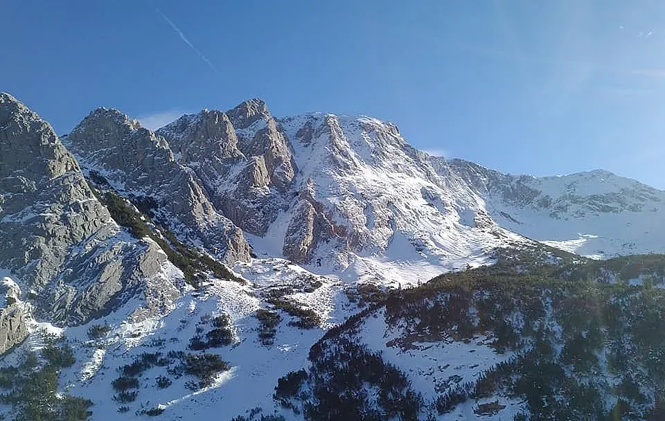 Носете смартфон при преходи в планините