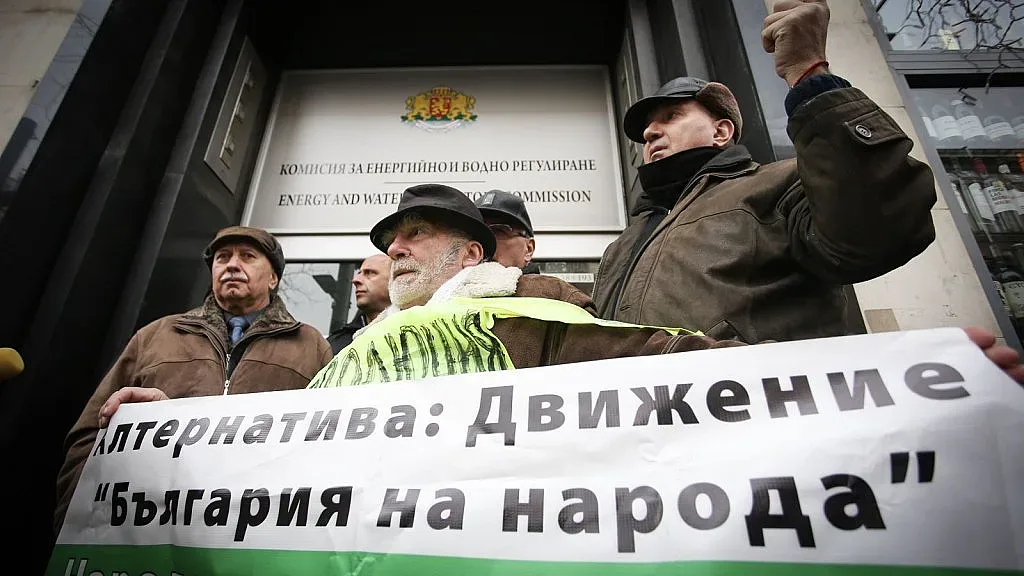 Протести срещу скока на водата (СНИМКИ)