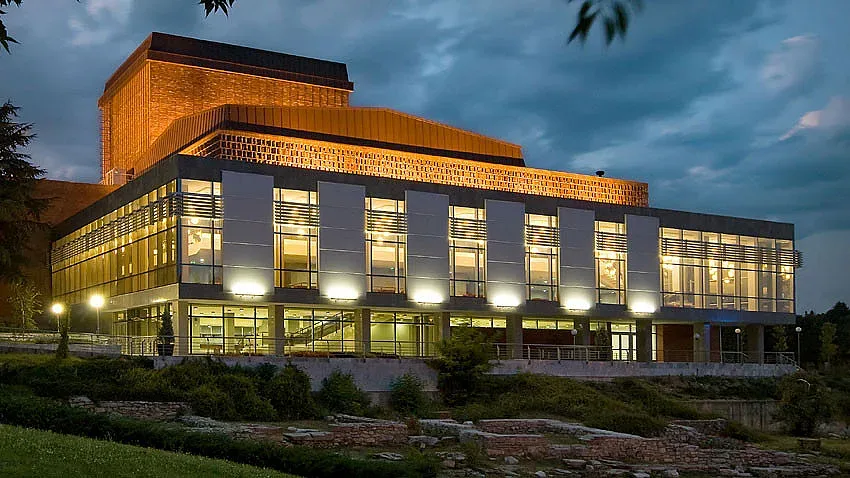 Новогодишна наздравица в операта