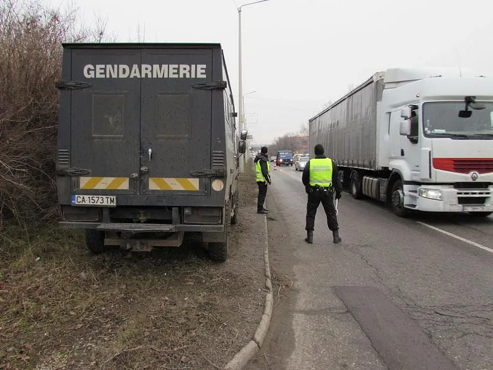 В сряда спират движението на камионите над 12 т