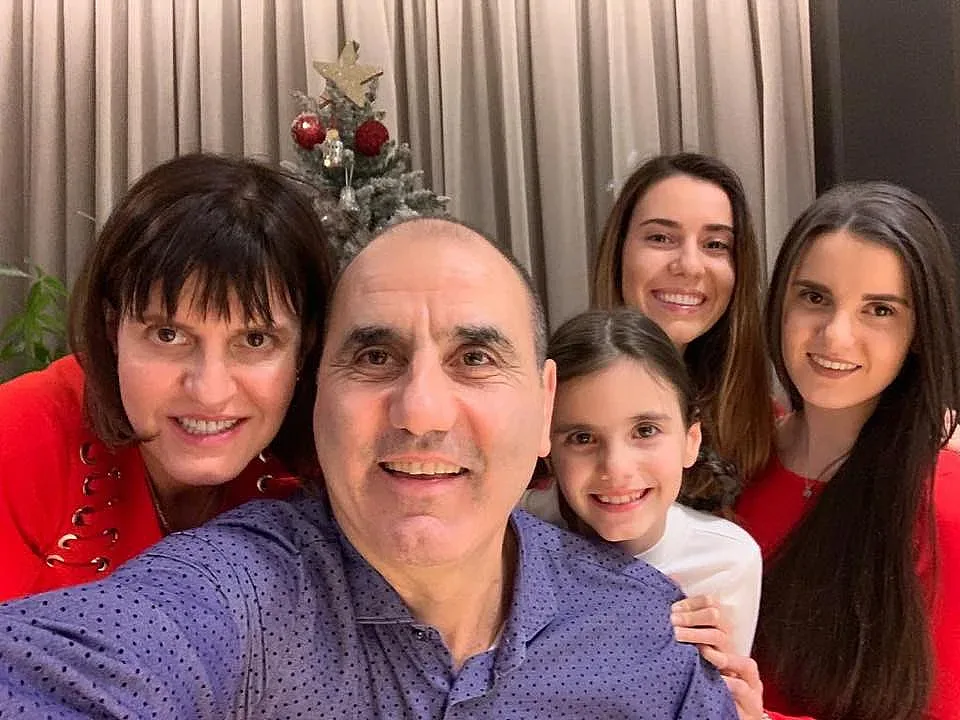 Цветанов с дамска компания край бъдника