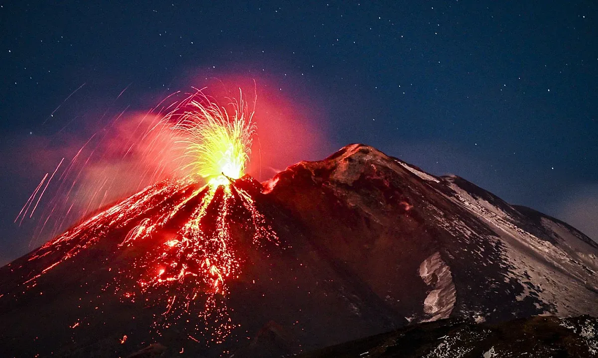 Изригна вулканът Етна в Сицилия