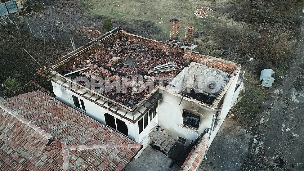 Евтини коледни лампички подпалиха къща във Великотърновско