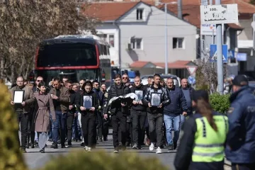 Хиляди оплакваха край гробовете жертвите от Кочани