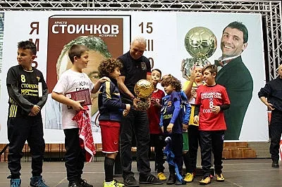 Стоичков раздава автографи в Ямбол над 5 часа