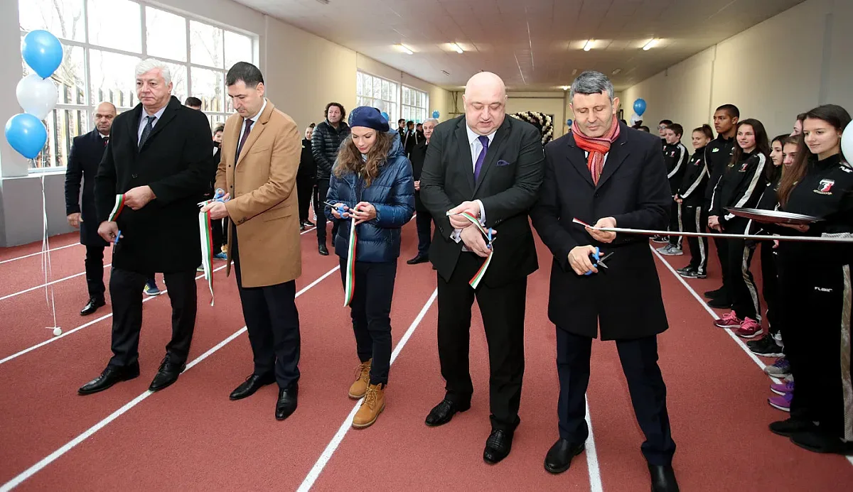 Министър Кралев откри обновените атлетически писти в Пловдив