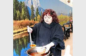 Директорката на Езикова гимназия „Иван Вазов“ Вихра Ерамян в кампан