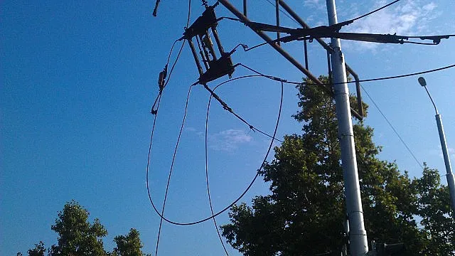 Тролейбусни жици паднаха върху кола в Пловдив