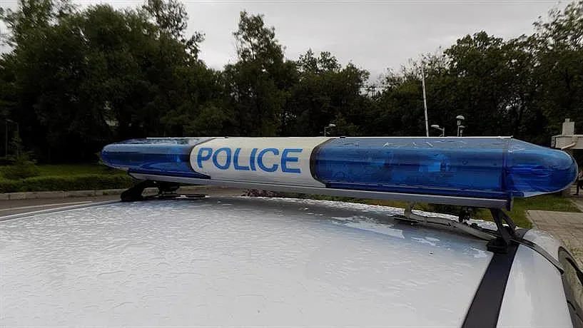 Издирват шофьор ранил тежко полицай