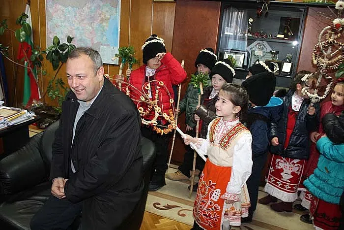 Малки коледари гостуваха на кмета на Ардино и общинските съветници