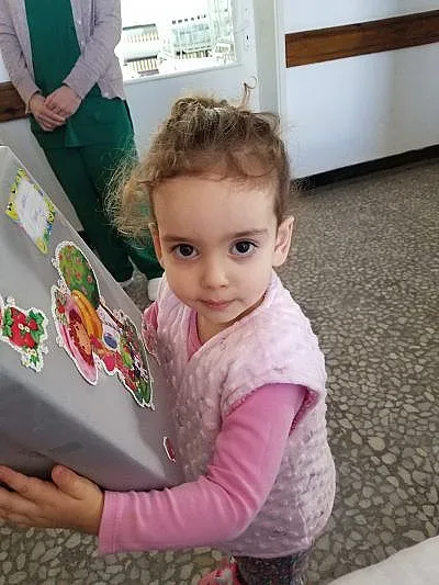 Млади журналисти зарадваха с подаръци болни деца