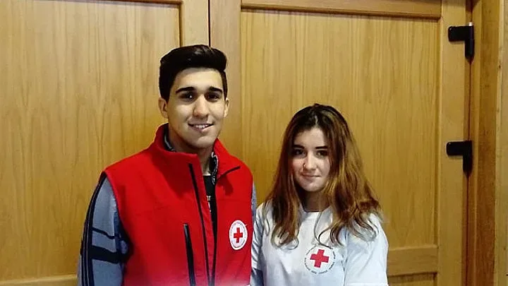 Подаряват плюшени мечета на деца в болниците за Коледа